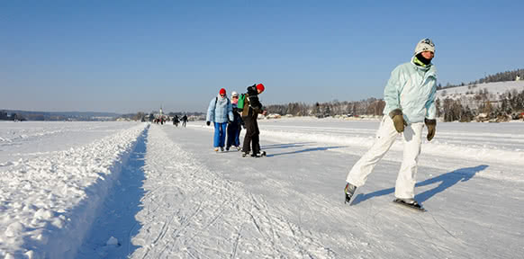 Schlittschuhlaufen und Eislaufmagistrale in Lipno
